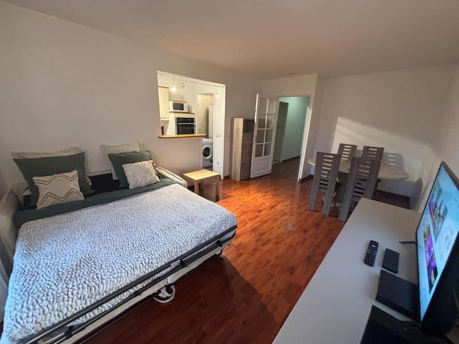 Apartmán F3 Avec Balcon 5 Min Gare Sqy Et Parking Gratuit Guyancourt Exteriér fotografie