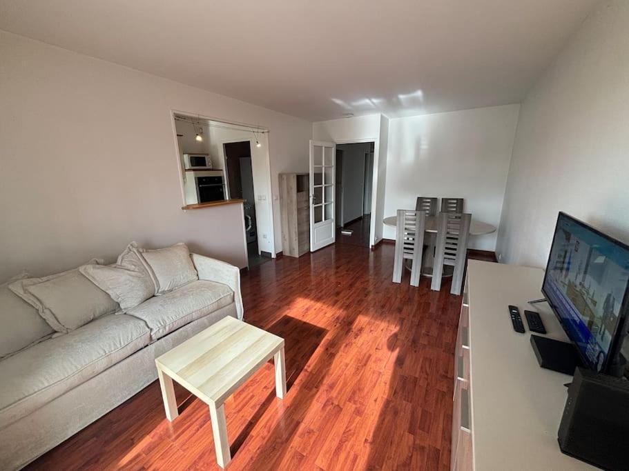 Apartmán F3 Avec Balcon 5 Min Gare Sqy Et Parking Gratuit Guyancourt Exteriér fotografie