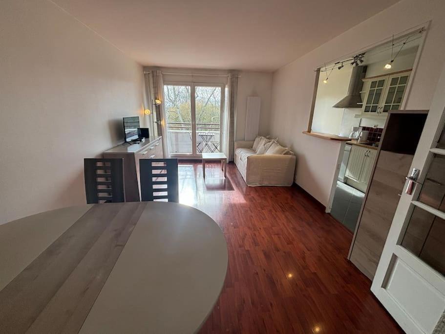 Apartmán F3 Avec Balcon 5 Min Gare Sqy Et Parking Gratuit Guyancourt Exteriér fotografie