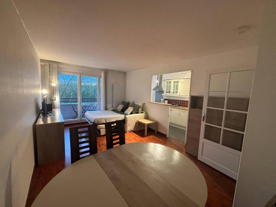 Apartmán F3 Avec Balcon 5 Min Gare Sqy Et Parking Gratuit Guyancourt Exteriér fotografie